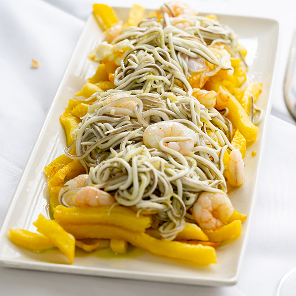 Huevos Rotos con Gulas y Gambas